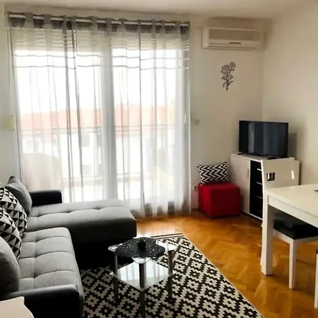 Daire Near Beach With Garage And Balcony Split