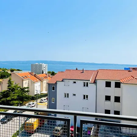 Daire Near Beach With Garage And Balcony