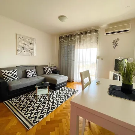 Near Beach With Garage And Balcony Daire