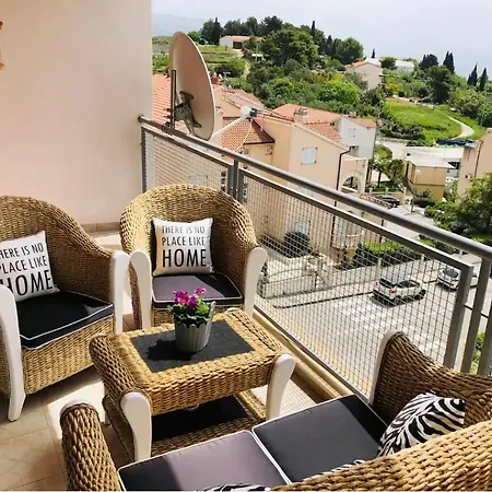 Apartman Near Beach With Garage And Balcony