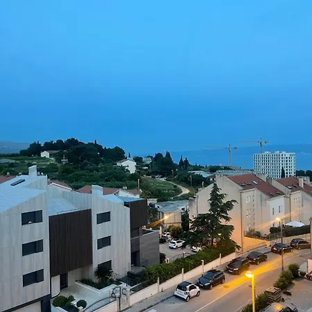 Apartman Near Beach With Garage And Balcony *