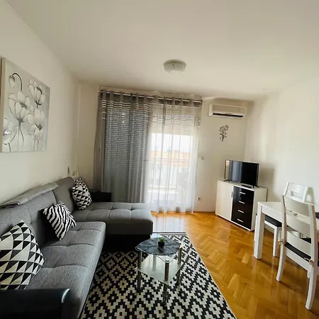 Apartment Near Beach With Garage And Balcony *